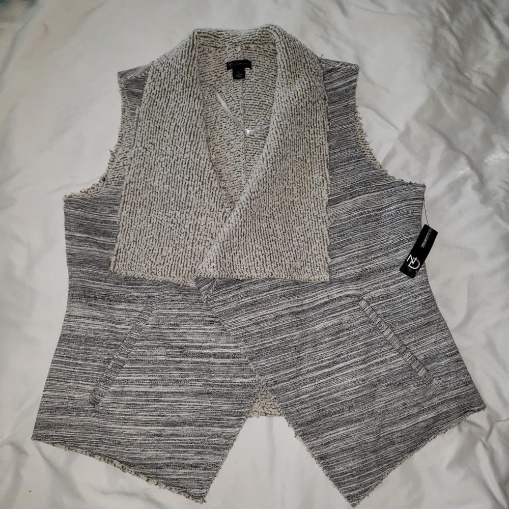 ND New Direction Size Large Gray and white vest